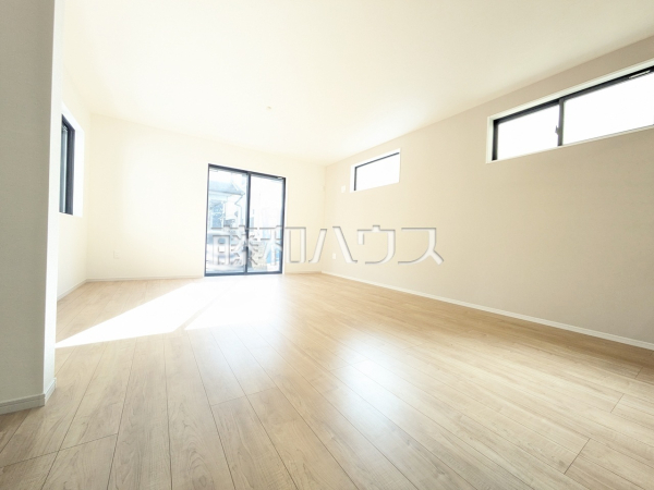 リビング　【和光市新倉２丁目】