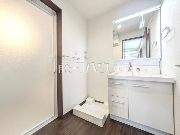 洗面室　【西東京市保谷町１丁目】
三面鏡付きの洗面台。鏡の裏にも収納があり、歯ブラシや化粧品等もすっきり収納できます。　