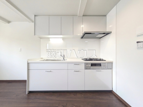 キッチン　【西東京市保谷町１丁目】
収納力豊富なスライド収納付きシステムキッチン。大きな鍋やフライパンの出し入れもスムーズです。　