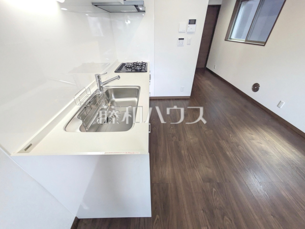 キッチン　【西東京市保谷町１丁目】
ダイニングとの一体空間でLDKを広く活用できる壁付けキッチンは、配膳や片付けも手早く行えます。　