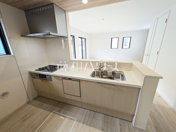 ≪2号棟　キッチン≫ビルトイン食洗機は毎日の家事を軽減させてくれます。またワークトップも広々使え機能性も向上します。【府中市浅間町４丁目】