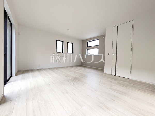 ≪2号棟　リビング≫採光溢れるリビングで、家族団らんのひと時をお過ごし下さい。　【府中市浅間町４丁目】