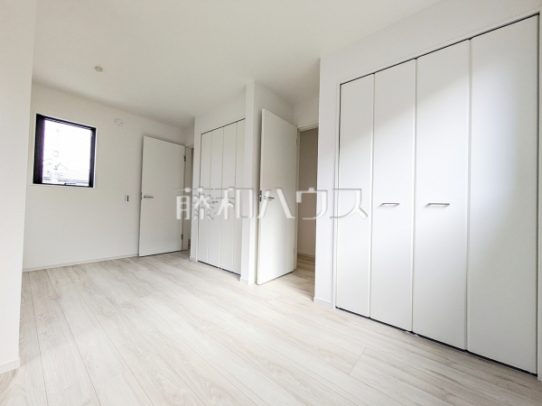 ≪2号棟　居室≫各部屋に収納も完備されるため、部屋もしっかり片付きそうですね♪　【府中市浅間町４丁目】