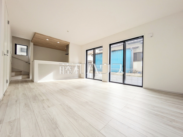 ≪2号棟　リビング≫対面キッチンを採用したリビングは明るく開放感を主として設計しました。【府中市浅間町４丁目】