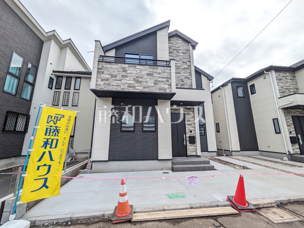 ≪2号棟　外観≫お洒落で雰囲気のある佇まいに自然のやさしい潤いを纏ったこの家は、街に新たな表情を見せてくれることでしょう。　【府中市浅間町４丁目】