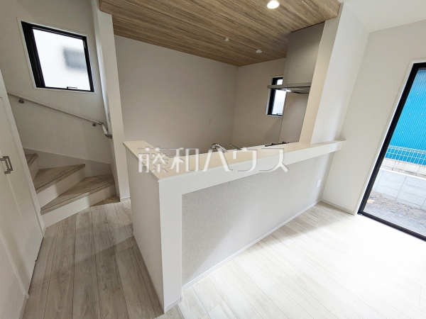 ≪2号棟　キッチン≫明るい陽光に満たされる心地よいキッチンで、気持ちよくお料理ができます。【府中市浅間町４丁目】