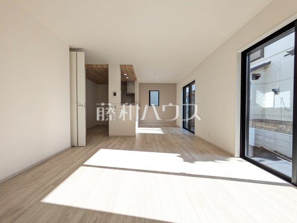 1号棟　リビング　【府中市浅間町４丁目】