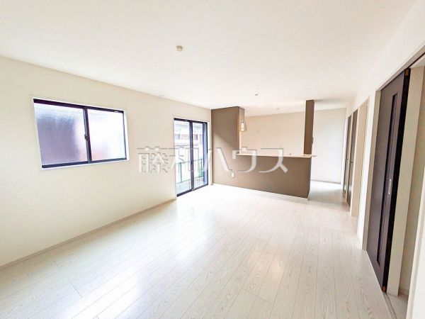 LDKには大きな窓が施され、明るさと通風を確保した快適な空間です。2号棟　リビング　【福岡市南区中尾１丁目】