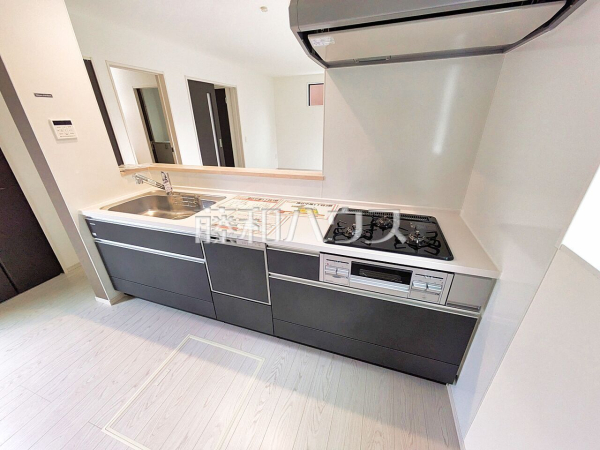 お料理上手な方が、独壇場で料理の腕前を披露できる対面キッチンです。　2号棟　キッチン　【福岡市南区中尾１丁目】