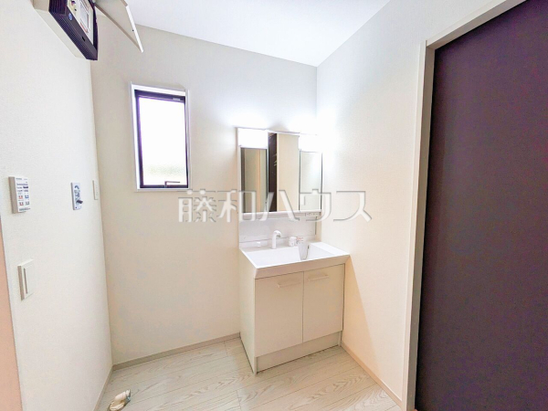 十分な大きさの洗面台は、身だしなみチェックや歯磨きなど、朝の慌ただしい時間でも余裕とゆとりを感じて頂けます。2号棟　洗面室　【福岡市南区中尾１丁目】