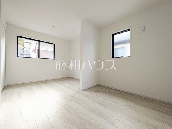 ≪2号棟　居室≫全居室角部屋仕様で2面採光を実現！お天気の良い日には窓を開けて換気もできるので気持ち良いですね。【府中市浅間町４丁目】