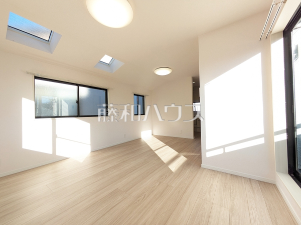 リビング　【練馬区春日町１丁目】