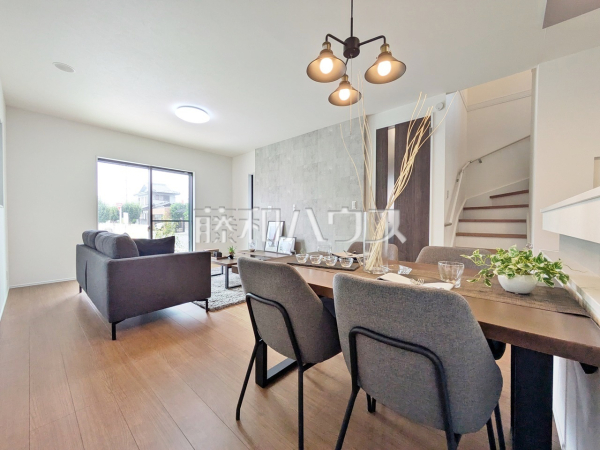 リビング　【春日井市高山町３丁目】