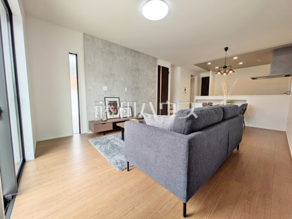 リビング　【春日井市高山町３丁目】