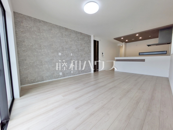 リビング　【春日井市高山町３丁目】