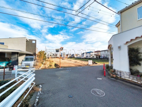 接道状況および現場風景　【昭島市中神町２丁目】 建物のプレゼンをさせていただきますので、実際の完成イメージを思い描いていただくことができます。お気軽にお問合せ下さい。 
