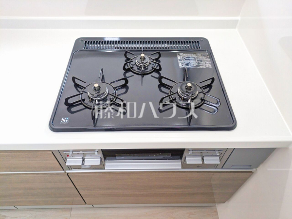 1号棟　キッチンの三口コンロ　【国立市東４丁目】