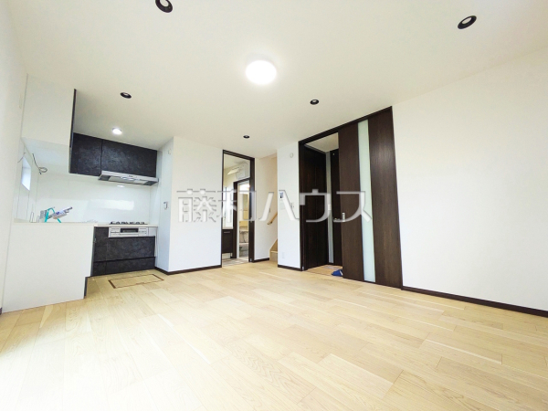 リビング　【府中市新町１丁目】