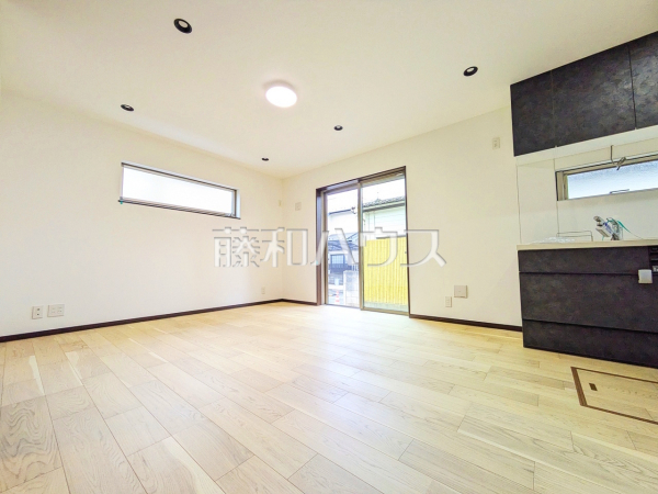 リビング　【府中市新町１丁目】