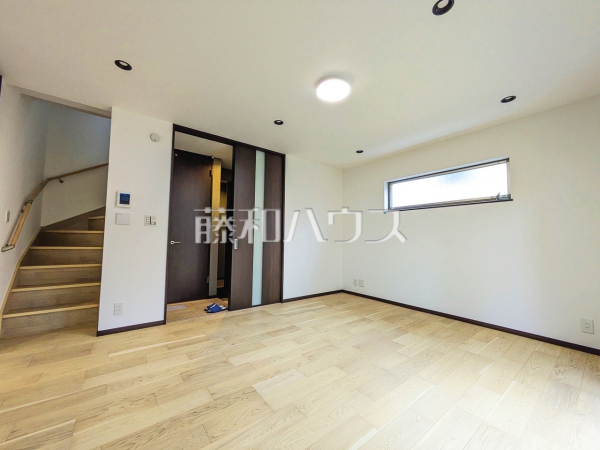 リビング　【府中市新町１丁目】