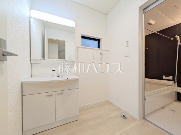 4号棟 洗面室 【志木市中宗岡5丁目】 三面鏡付きの洗面台。鏡の裏にも収納があり、歯ブラシや化粧品等もすっきり収納できます。 4号棟 洗面室 【志木市中宗岡5丁目】 三面鏡付きの洗面台。鏡の裏にも収納があり、歯ブラシや化粧品等もすっきり収納できます。