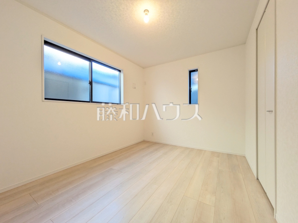 4号棟 居室 【志木市中宗岡5丁目】 木目が美しいウッディなフローリングの居室は、穏やかで心安らぐ空間となるでしょう。 4号棟 居室 【志木市中宗岡5丁目】 木目が美しいウッディなフローリングの居室は、穏やかで心安らぐ空間となるでしょう。