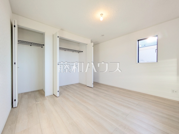 4号棟 居室 【志木市中宗岡5丁目】 各居室にはクローゼットを完備し、家具を置くスペースが確保しやすい設計がされております。 4号棟 居室 【志木市中宗岡5丁目】 各居室にはクローゼットを完備し、家具を置くスペースが確保しやすい設計がされております。