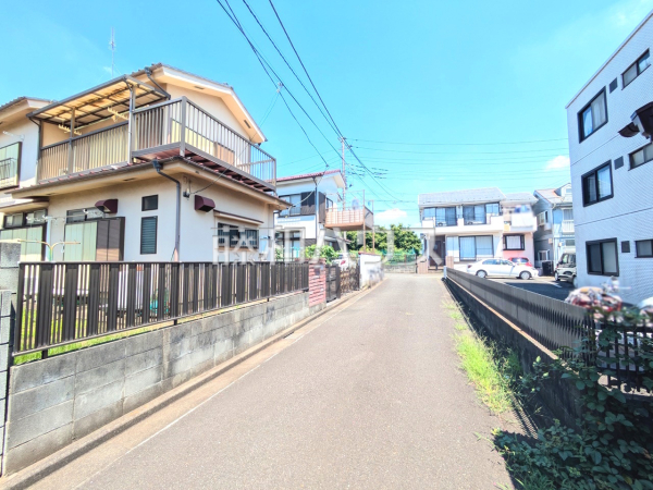 接道状況および現場風景　【小平市津田町３丁目】　 ハウスメーカーからプランまでフルオーダーで自由にマイホームがつくれる、建築条件のない宅地分譲 