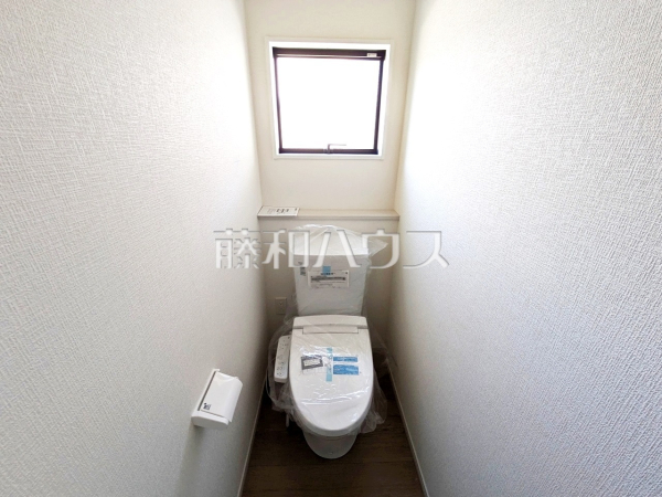 各階にトイレがあると、階段の上り下りをせずに済むため就寝時なども便利です。　２号棟　トイレ　【福岡市中央区笹丘１丁目】