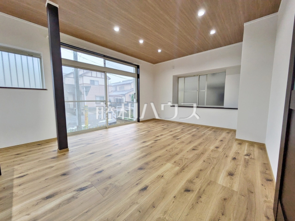 リビング　【春日井市東野町西３丁目】