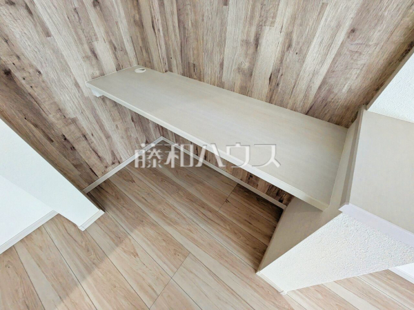 1号棟　 リビングに設けたカウンターデスクは、お子様の勉強スペースやデスクワークなどに便利です。 　【八王子市緑町】