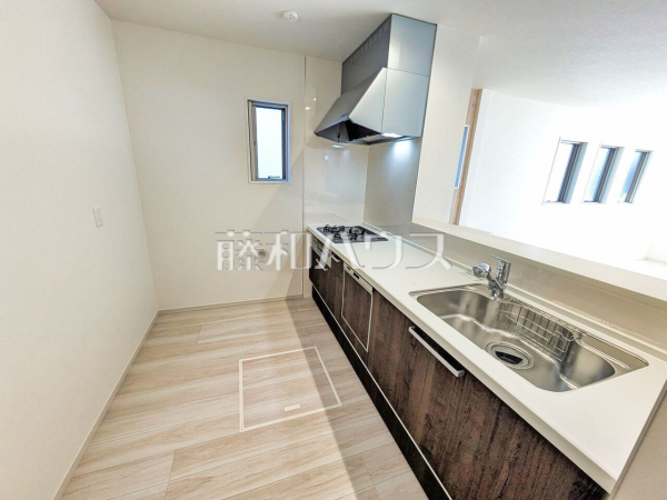 1号棟　 対面式のカウンターキッチンは、いつでもご家族を感じられる空間作りの重要ポイントになりそうです。 　【八王子市緑町】