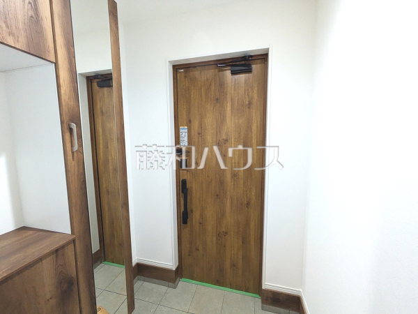 玄関　【福岡市東区香住ヶ丘２丁目】
「住まいの顔」とも言われ、家全体のイメージを左右する重要な玄関スペース。お気に入りのインテリア用品や小物などで素敵な空間を演出してください。　