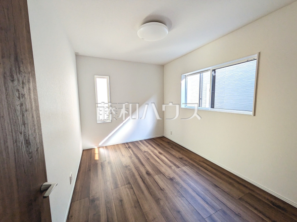 居室　【福岡市東区香住ヶ丘２丁目】
木目が美しいウッディなフローリングの居室は、穏やかで心安らぐ空間となるでしょう。　