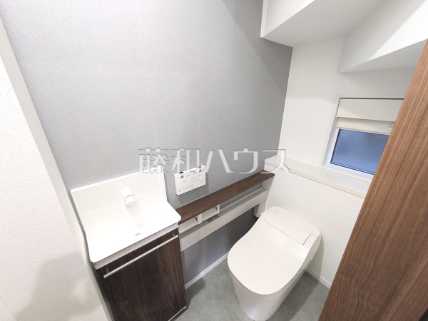 トイレ　【福岡市東区香住ヶ丘２丁目】
ウォシュレット付きトイレ！リビング・お風呂に続いて意外と癒しの空間かも！？　