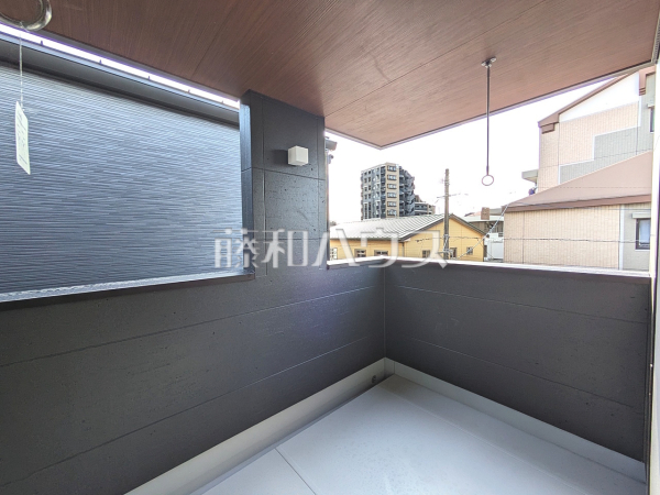 バルコニー　【福岡市東区香住ヶ丘２丁目】
居室から直接バルコニーへ出られる為、晴れた日は布団を干すことができます。太陽の匂いがする布団で寝るのは癒しのひと時です。