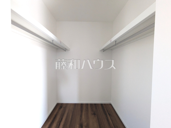 ウォークインクローゼット　【福岡市東区香住ヶ丘２丁目】
奥行のあるウォークインクローゼットでたっぷり収納できます！　