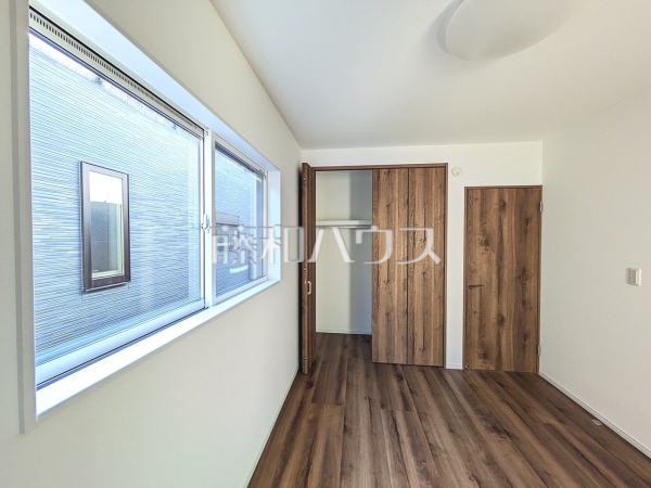 居室　【福岡市東区香住ヶ丘２丁目】
幼い頃のたくさんの想い出が詰まった実家の部屋。それは特別な場所としていつまでも心に残っています。いつかこの部屋が子供たちにとってのそのような場所になるのかな？　