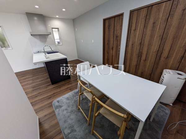 リビング　【福岡市東区香住ヶ丘２丁目】
家族の存在を近くに感じ、心安らぐこの空間はいつも心地よく、気が付けば楽しい一日が終わろうとしている、そんな憩いのリビングです。　