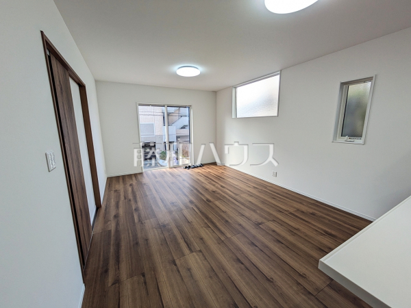 リビング　【福岡市東区香住ヶ丘２丁目】
LDKには大きな窓が施され、明るさと通風を確保した快適な空間です。　