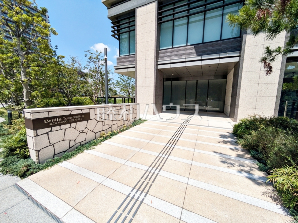 ≪エントランス≫安心のオートロック付きマンション。日々の安全を守ります。　【ブリリアタワー聖蹟桜ヶ丘ブルーミングレジデンス】