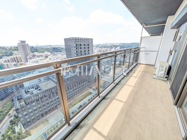 バルコニー　【ブリリアタワー聖蹟桜ヶ丘ブルーミングレジデンス】