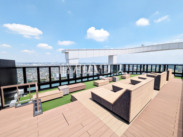 ≪スカイビューテラス≫開放的な大空を独占するかのようなスカイビューテラス。【ブリリアタワー聖蹟桜ヶ丘ブルーミングレジデンス】