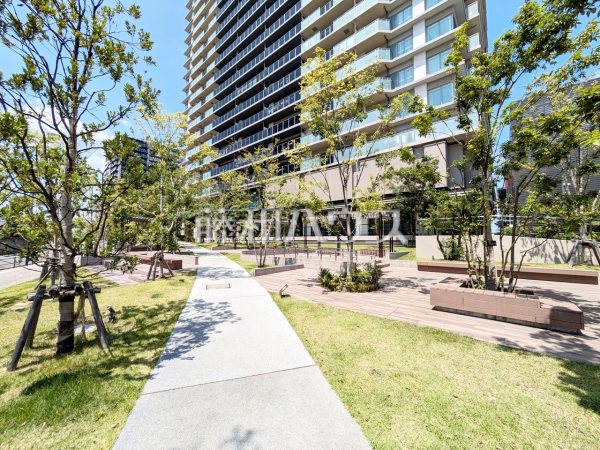 ≪コミュニティーガーデン≫ランドスケープは高低差のある敷地を活かし、広場やベンチ等、住民の憩いの場となっています。【ブリリアタワー聖蹟桜ヶ丘ブルーミングレジデンス】