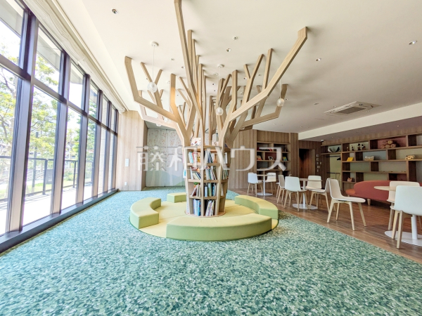 キッズスペース　【ブリリアタワー聖蹟桜ヶ丘ブルーミングレジデンス】天井まで伸びる大きなツリーを模した本棚が目を引くキッズスペース。