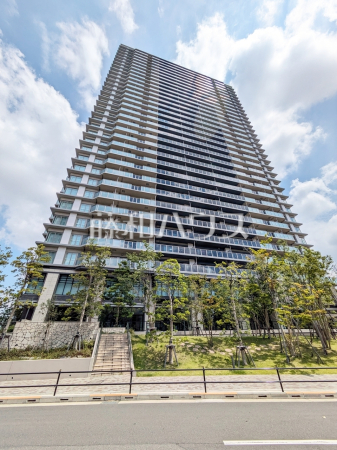 ≪外観≫地震発生時には免震装置が水平方向に変形し、地震のエネルギーを吸収する免震構造が採用されています。【ブリリアタワー聖蹟桜ヶ丘ブルーミングレジデンス】