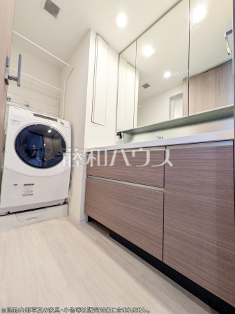 ≪洗面所≫ 洗面化粧台のボウルは汚れにくく、幅も広めでお掃除も楽々できます。 　【ブリリアタワー聖蹟桜ヶ丘ブルーミングレジデンス】
