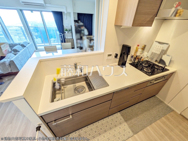 ≪キッチン≫キッチンから見渡せるリビングダイニングで、お料理中も会話が弾みます。【ブリリアタワー聖蹟桜ヶ丘ブルーミングレジデンス】　