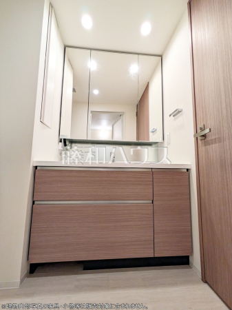 ≪洗面所≫三面鏡付きの洗面台。鏡の裏にも収納があり、歯ブラシや化粧品等もすっきり収納できます。【ブリリアタワー聖蹟桜ヶ丘ブルーミングレジデンス】　