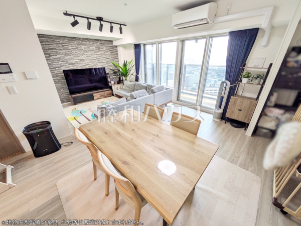 ≪リビング≫約18.1帖のゆったりリビング。家族でテーブルを囲む素敵な時間をお愉しみ下さい。　【ブリリアタワー聖蹟桜ヶ丘ブルーミングレジデンス】